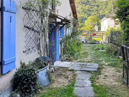 belle maison de village en pierre  avec un appartement indépendant en rez de jardin.