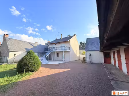 maison atypique de bourg offrant de beaux volumes avec dépendances