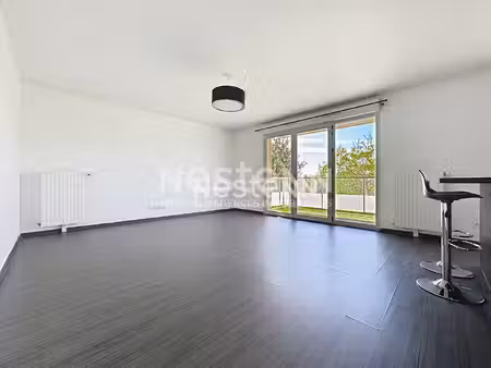 bois d'arcy croix bonnet : appartement 4 pièces avec balcon et double parking