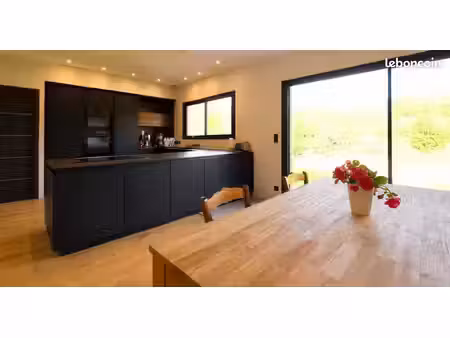 maison dans un environnement naturel exceptionnel  avec grande dépendance  proche de toute