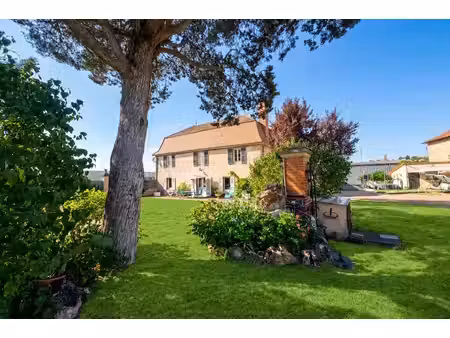 ancien corps de ferme de 240 m2 habitables. proche centre vill