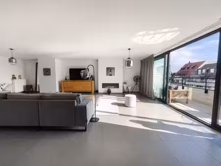 superbe duplex de 3 ch. à c. situé dans le centre de knokke.