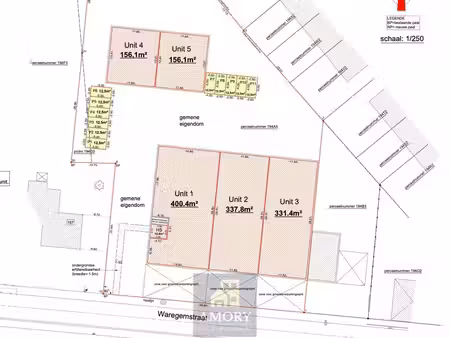 recente kmo unit met grote etalageramen en 5 parkeerplaat...