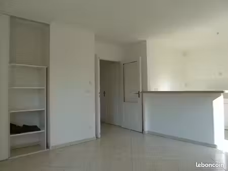 beau t2 44m2 à meylan  avec stationnement  résidence récente