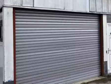 local stockage avec parking dans cour prive
