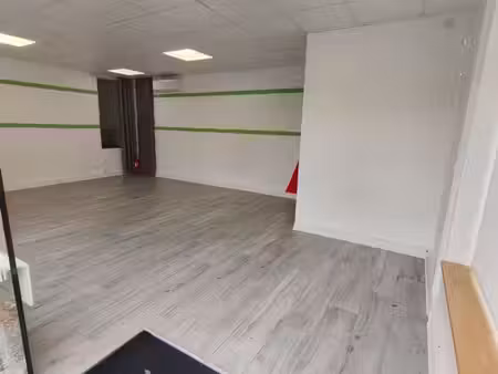 local commercial à louer – 32 m²