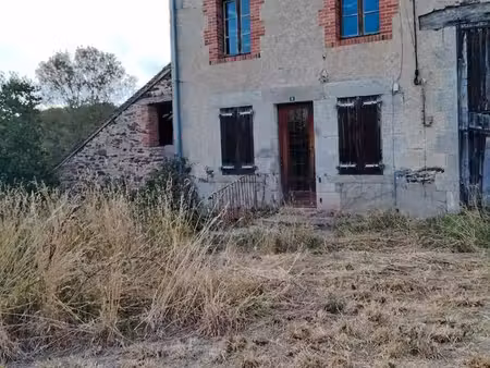 maison d'habitation  avec bâtiment et terrain dans un village et près du bourg de genouill