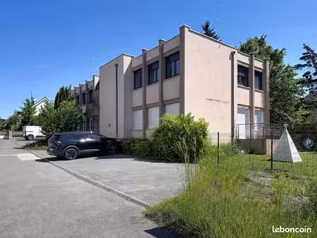 local 325 m² grand-charmont