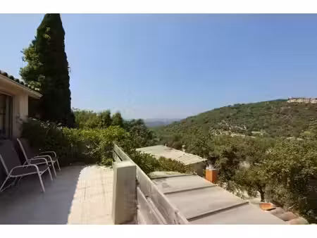 appartement de quatre pièces avec 2 500 m² de terrain privatif et vue château