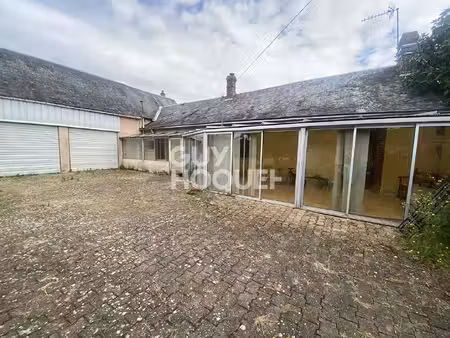 maison de village avec beaux volumes et dépendances
