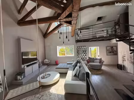 rare : grange rénovée façon loft  charpente apparente  piscine et vue belledonne