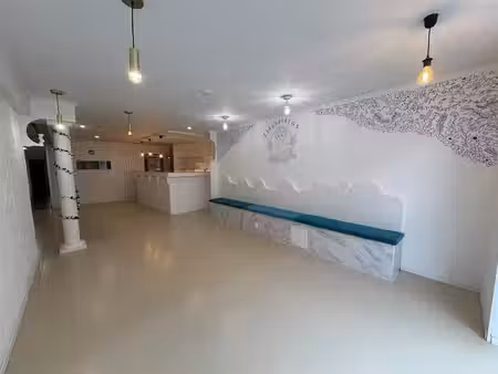 surface commerciale de +/- 190m²