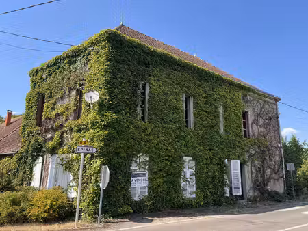 grande maison en pierre avec dépendances