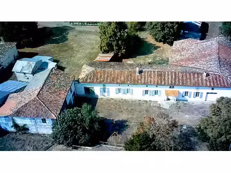 maison rénovée  dépendances et plus de 5 000 m2 de terrain :