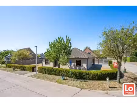 gelijkvloerse open woning met dubbele inpandige garage en...