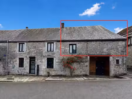 habitation bel-étage avec 1 chambre sise à agimont.