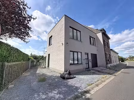 maison 5 chambres avec jardin de 200m2 +bureau.