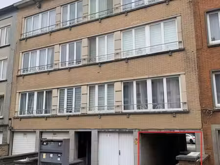 box de garage fermé bien situé