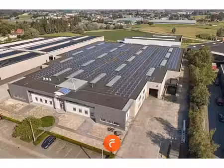 bedrijfsgebouw met 1822 m2 kantoorruimte en 6315 m2 maga...