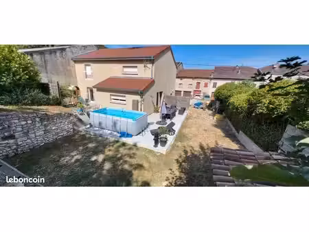 maison aux pieds des côtés de meuse