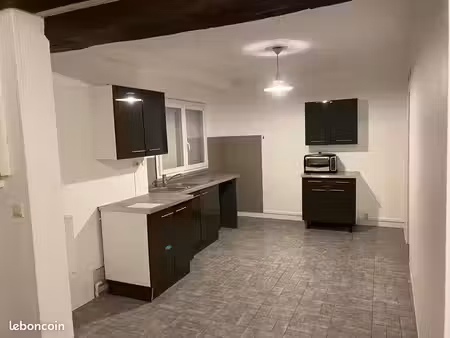 location logement indépendant f2 avec cour  débarras et place de parking  proche bourg