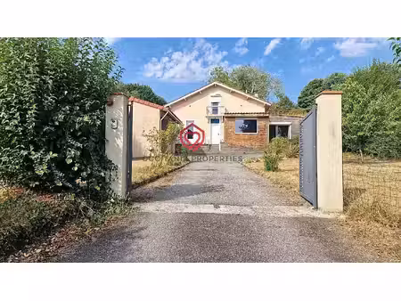 agreable maison individuelle avec garage et terrain clos.