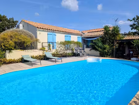 villa de plain-pied avec piscine chauffée dans un environnem
