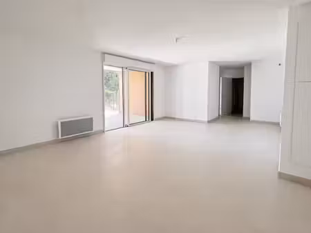 appartement t3 neuf avec balcon et parking à uzès