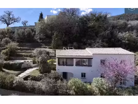 roquebrune cap martin  villa rénovée avec piscine et vue mer  dans cadre privilégié