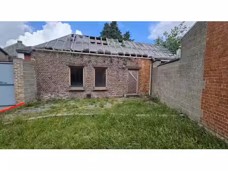 maison à restaurer + jardin en façade