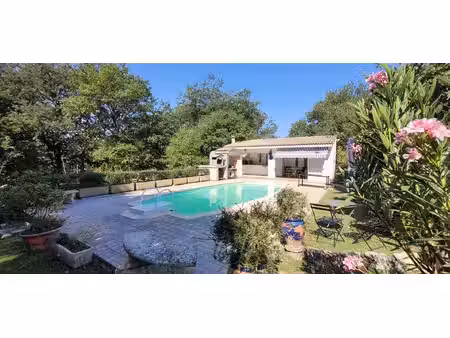 maison avec piscine sur un terrain arboré de 1589m²