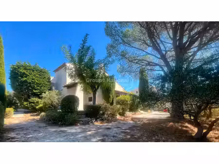 villa familiale de 165 m²   jardin  terrasses  aramon