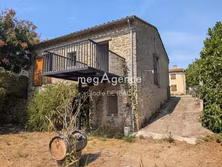 maison avec extérieur et stationnement clos