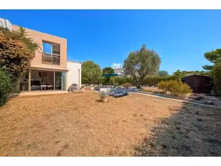 un duplex aux allures de maison avec un jardin de 400m2