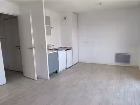 studio lumineux idéalement situé à cergy-le-haut  à deux pas de la gare