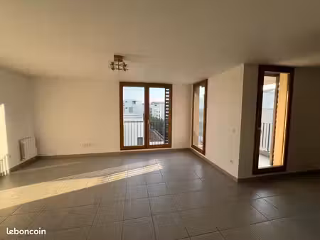 vente directe proprietaire: beau t2 lumineux dans residence de qualite- garage-balcon