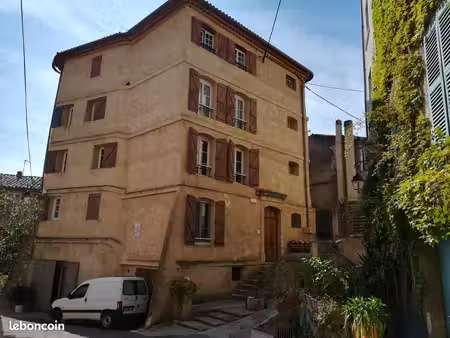 appartement au calme centre cotignac