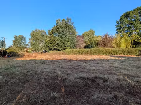 terrain constructible de 1 793 m2 plat  non viabilisé