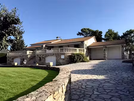 villa rousson 6 pièce(s) 151.94 m2 + 5 garages
