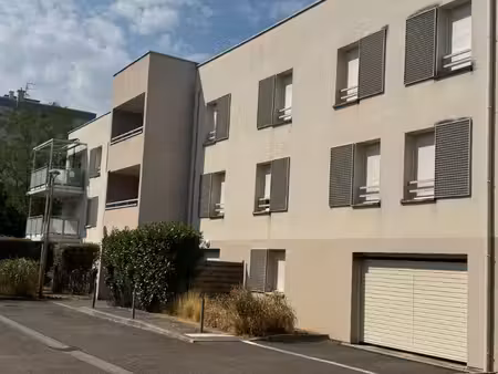 meyzieux t2 en rez de jardin de 49m2 - térrasse - garage - 1 chambre