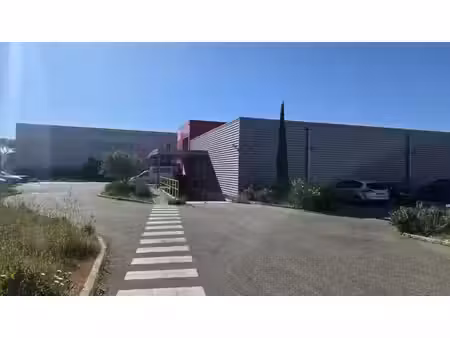 vente local d’activités signes 83870 1327m²