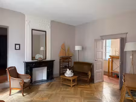 élégant appartement traversant dans un immeuble historique