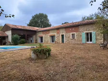 propriete avec maison-piscine-terrain-local-bois