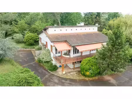 grande villa sur terrain boisé