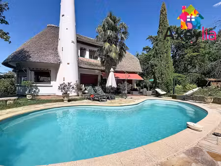 a vendre - commelle-vernay - maison à toit de chaume et semi-enterrée avec quatre chambres