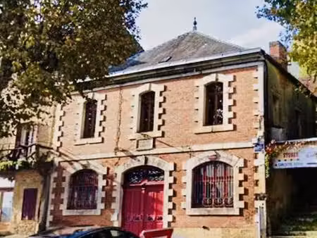 magnifique immeuble de plus de 600m2 sur trois niveaux au coeur de gourdon