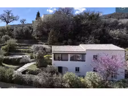 roquebrune cap martin  villa rénovée avec piscine et vue mer  dans cadre privilégié