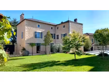 magnifique résidence rustique en pierre rénovée  7 chambres  7 salles de bains  à quelques