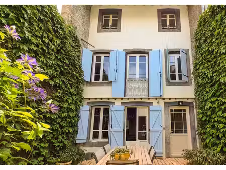 charmante maison de ville rénovée au cœur de mirepoix avec cour  dépendance et terrasse...
