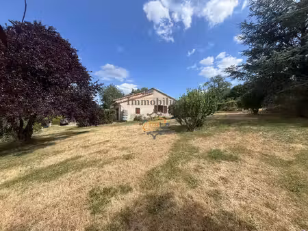 maison individuelle avec garage  dépendances et terrain attenant.